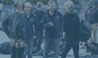 Streetworker sprechen mit Jugendlichen auf der Straße.