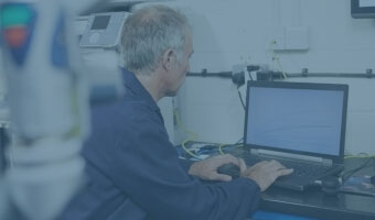 Ein Techniker arbeitet an einem Laptop.