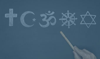 An einer Tafel stehen die Symbole der fünf Weltreligionen.