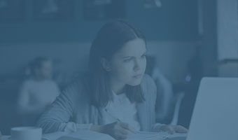 Wirtschaftspädagogin sitzt vor dem Laptop und erarbeitet ein Konzept für die Firma